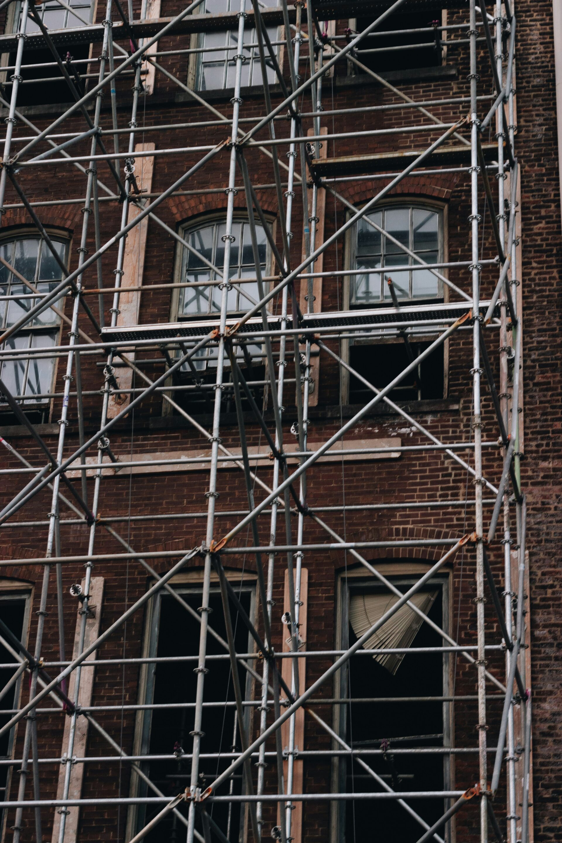 Échafaudage monté sur la façade d'un immeuble en copropriété