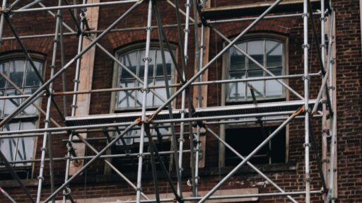 Échafaudage monté sur la façade d'un immeuble en copropriété