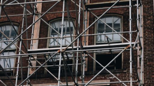 Échafaudage monté sur la façade d'un immeuble en copropriété