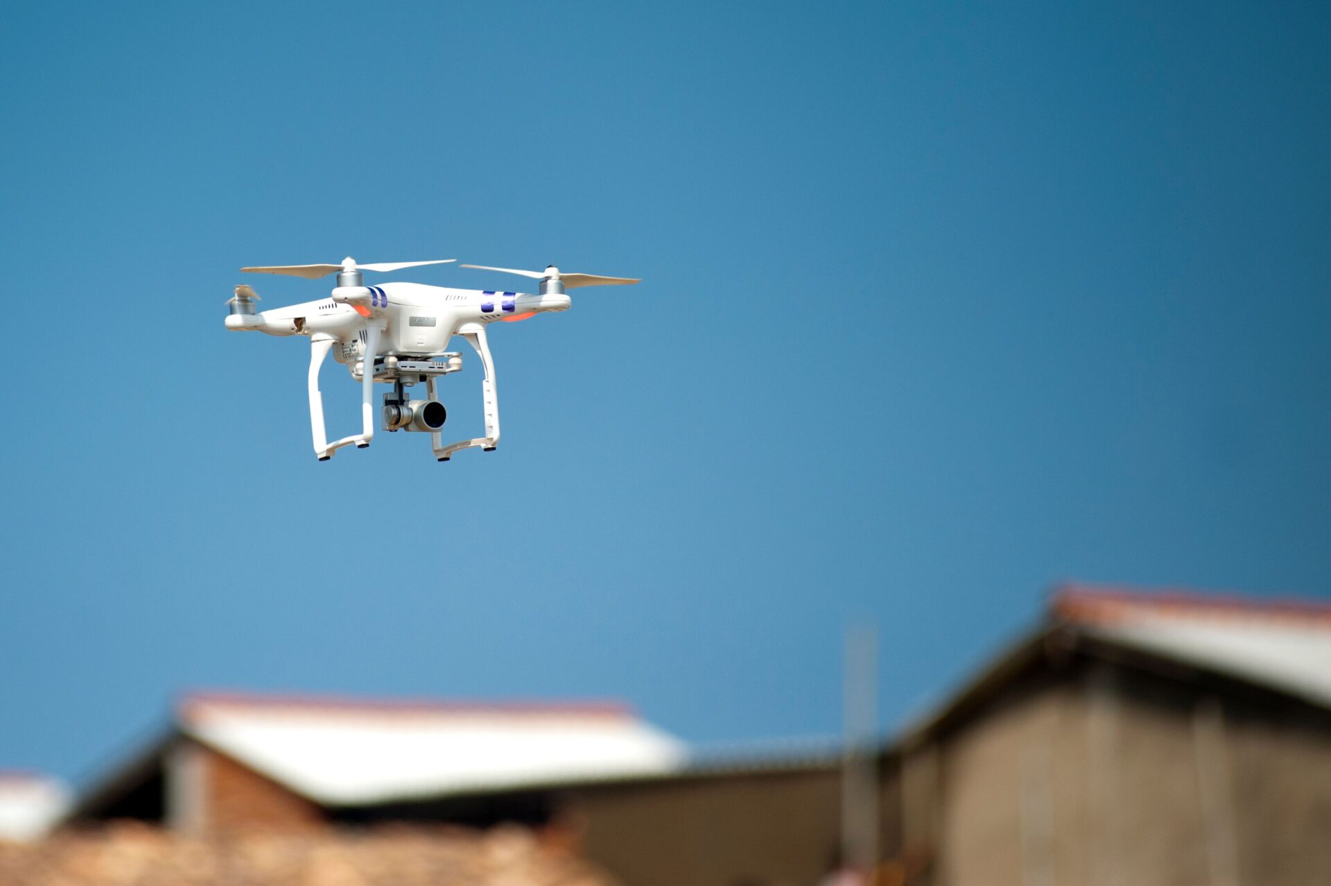 Drone survolant une toiture pour une inspection