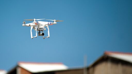 Drone survolant une toiture pour une inspection