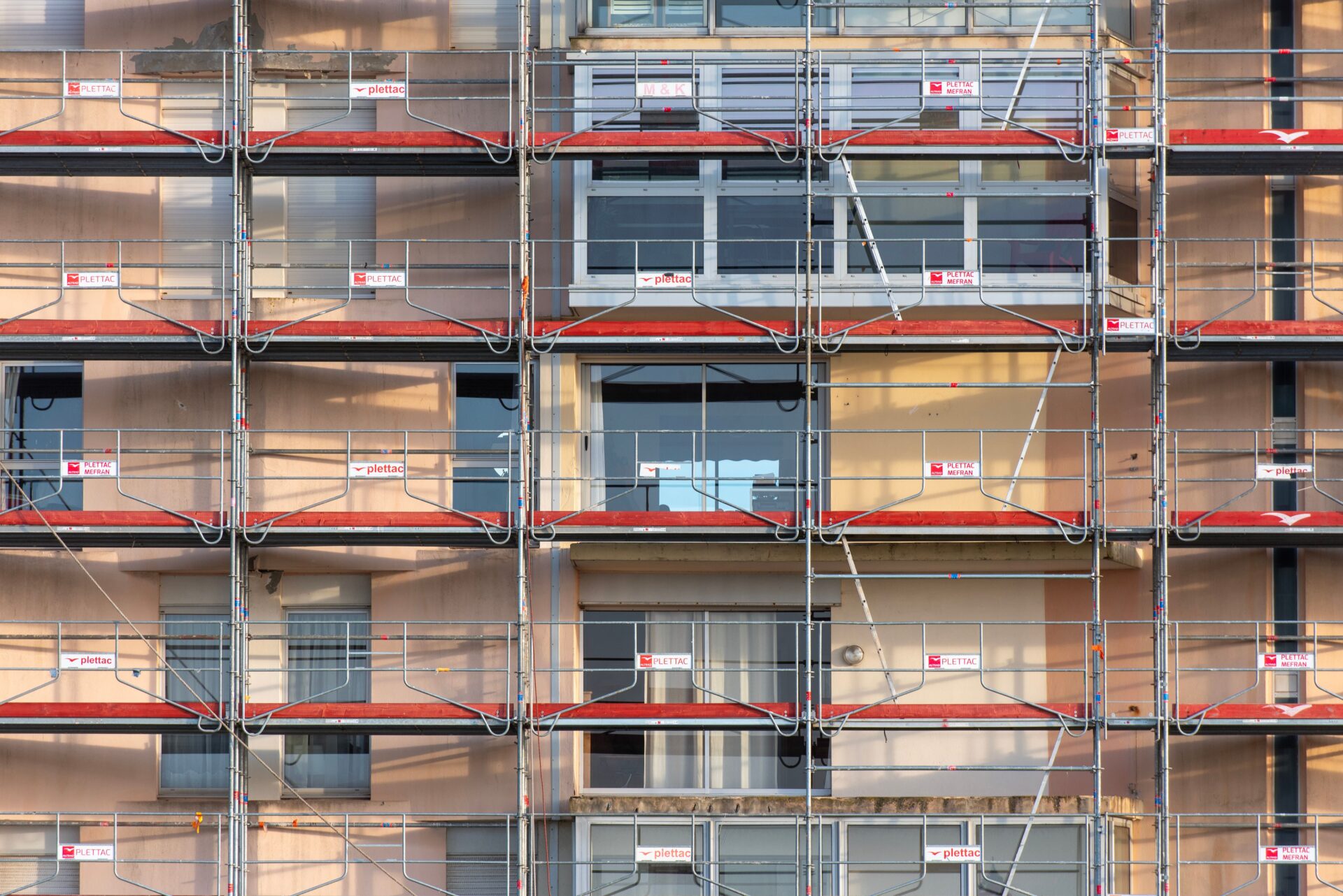 Échafaudage recouvrant la façade d'un bâtiment