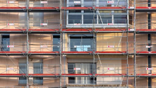 Échafaudage recouvrant la façade d'un bâtiment
