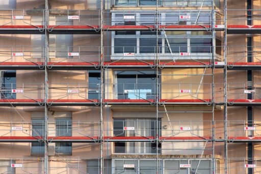Échafaudage recouvrant la façade d'un bâtiment