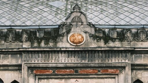 Façade d'un bâtiment ancien en pierre