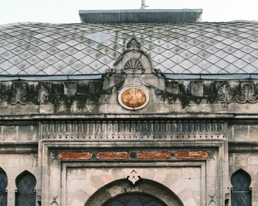 Façade d'un bâtiment ancien en pierre