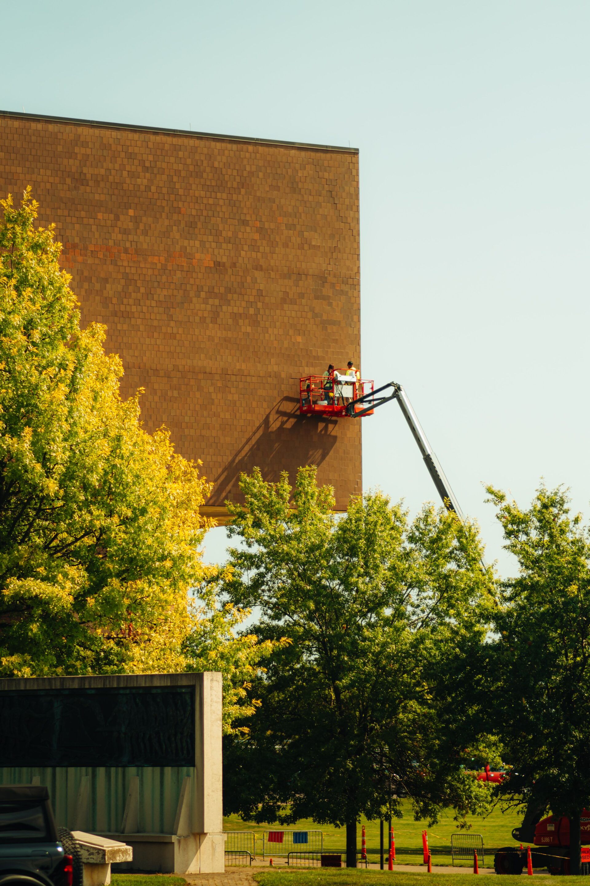Ouvriers travaillant sur un échafaudage de façade
