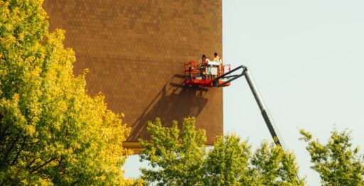 Ouvriers travaillant sur un échafaudage de façade