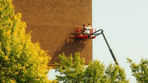 Ouvriers travaillant sur un échafaudage de façade