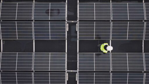 Panneaux solaires photovoltaïques installés sur un toit